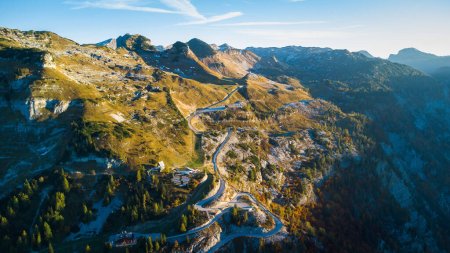 Vista aérea de otoño de la carretera panorámica Loser Panoramastrasse en la zona de Salzkammergut en Austria