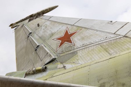 Marca soviética de identificación de estrella roja en la cola de un avión bombardero militar Tupolev TU-22M con capacidades nucleares, aviones retirados de la Fuerza Aérea Rusa