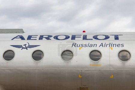 Téléchargez les photos : Riga, Lettonie - 1er juin 2023 : Logo et titre d'Aeroflot Russian Airlines sur le fuselage d'un avion de passagers, avion à la retraite en mauvais état - en image libre de droit