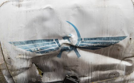 Téléchargez les photos : Riga, Lettonie - 1er juin 2023 : Logo Aeroflot sur le fuselage d'une épave d'avion retirée et endommagée, symbole de la mauvaise forme de l'industrie aéronautique russe - en image libre de droit