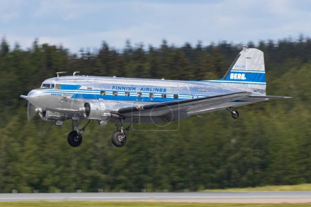 Foto de Helsinki, Finlandia - 5 de junio de 2023: Douglas DC-3 avión de época de Finnish Airlines aterriza en Helsinki después de un viaje de ida y vuelta turística - Imagen libre de derechos