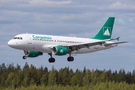 Téléchargez les photos : Helsinki, Finlande - 5 juin 2023 : Airbus A319 de la compagnie aérienne roumaine Carpatair dans les airs à l'arrivée à Helsinki - en image libre de droit