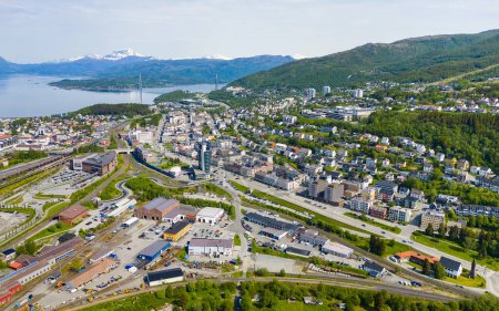 Narvik en Noruega en un hermoso día de verano visto desde el aire