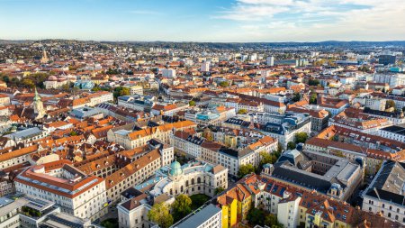 Téléchargez les photos : Vue sur la ville urbaine de Graz en Autriche. Vue panoramique aérienne. - en image libre de droit
