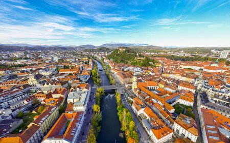Panoramablick auf die Stadt Graz in Österreich mit dem historischen Stadtzentrum und dem Schlossberg