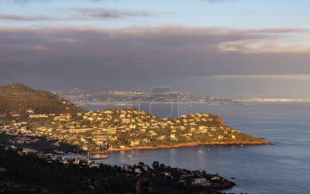 Vista de la costa de la Riviera francesa con la ciudad de Cannes y Antibes en el fondo. Hermosa luz de la noche y el estado de ánimo. Vista desde el macizo de l 'Esterel.