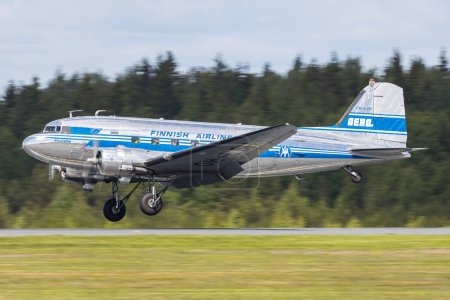 Foto de Helsinki, Finlandia - 5 de junio de 2023: Hermoso avión Douglas DC-3 oldtimer aterrizando en la pista de Helsinki - Imagen libre de derechos