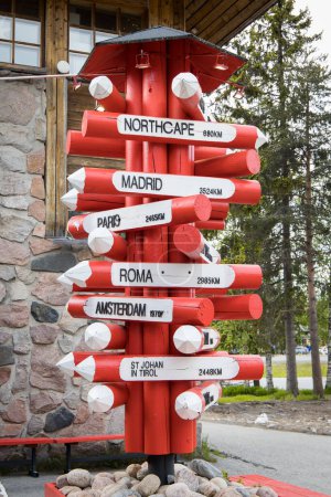 Wegweiser in Rovaniemi, Lappland in Finnland, zeigt Weg und Entfernung zum Nordkap und anderen Orten in Europa