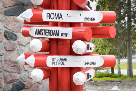 Wegweiser in Rovaniemi, Lappland in Finnland, zeigt Weg und Entfernung zu Orten in Europa