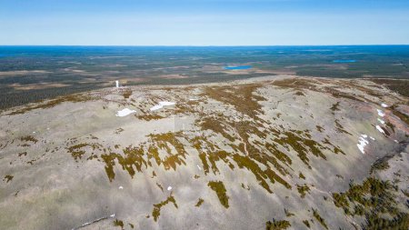 Vue aérienne de la montagne et du domaine skiable Ukko-Luosto en Laponie, Finlande