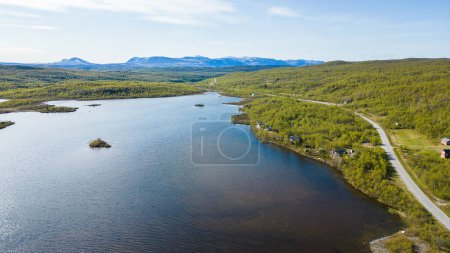 Norwegische Landschaft mit Seen, Wald und blauem Himmel im Sommer
