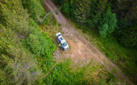 Wildcamping in einem abgelegenen Wald in Schweden, um dem Alltag zu entkommen