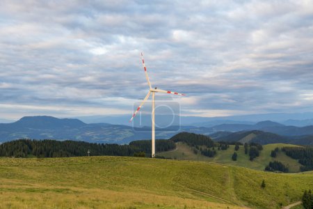 Windkraftanlage auf einer Alm in der Steiermark, Österreich