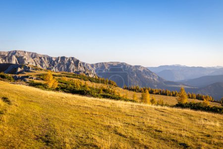 Hermoso pasto de montaña en colores otoñales. Vistas a la montaña desde Austria.
