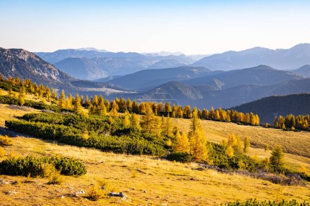 Increíble paisaje otoñal en las montañas de Austria