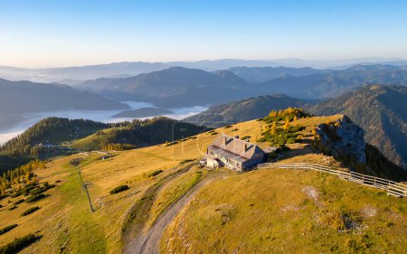 Schöne Bergsicht aus Österreich. Idyllische Hütte auf der Bürgeralm im warmen Morgensonnenlicht im Herbst mit schöner Landschaft.