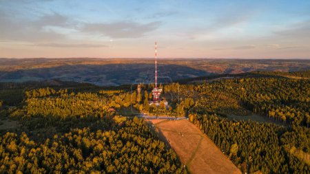 Zona de montaña de Jauerling con torre transmisora en Austria. Vista aérea de la mañana con hermosa luz solar cálida.