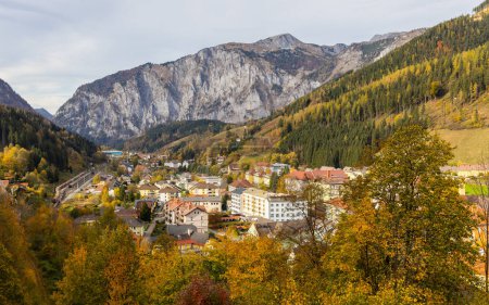 Idyllische Stadtansicht von Eisenerz in der Steiermark, Österreich