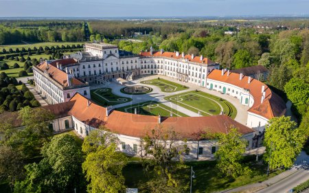 Fertod, Ungarn - Luftaufnahme des schönen Schlosses Esterhazy und des Gartens in der ungarischen Stadt Fertod, in der Nähe von Sopron an einem sonnigen Sommermorgen