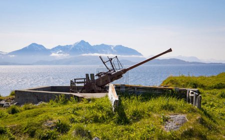 Emplazamiento de artillería en Skrolsvik Fort Museum en Stonglandseidet, Noruega