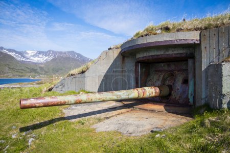Emplazamientos históricos en desuso de armas de la Marina en Skrolsvik Fort cerca de Senja Island, Stonglandseidet, Noruega.