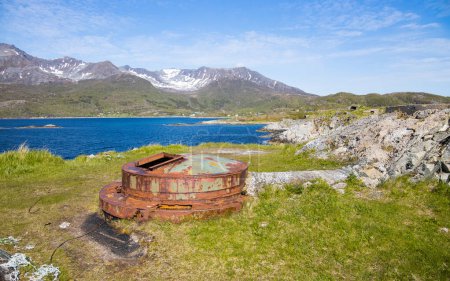 Bunkers pour canons de marine au fort Skrolsvik à l'île Senja en Norvège. Lieu historique de l'ancienne armée allemande de la Seconde Guerre mondiale.