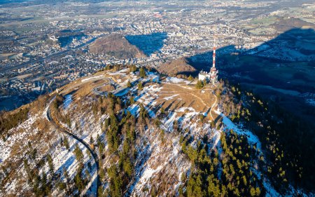 Gipfel des Gaisbergs in Salzburg mit Telekommunikations- und Fernsehturm und öffentlicher Bergstraße