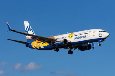 Téléchargez les photos : Graz, Autriche - 27 avril 2024 : La compagnie de loisirs turque Sun Express atterrit avec un Boeing 737-800 devant le ciel bleu - en image libre de droit