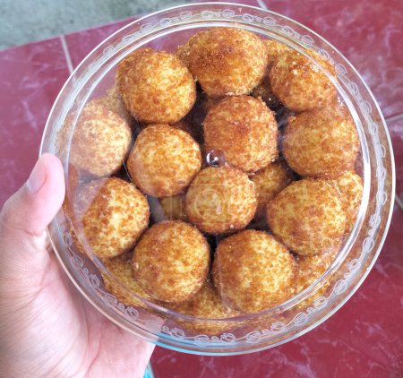 Selektiver Fokus. Süße Palmkäsekekse im Glas. Palm Cheese Ball Cookies (kue keju gula aren) sind Kekse aus Mehl, Kristallzucker, Parmesan und mit Palmzucker umwickelt.. 
