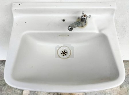 Set von rechteckigen Keramikwaschbecken mit Wasserhahn. Porzellanwaschtisch vorhanden. Ansicht von vorne und von oben. Beispiel Keramik-Waschbecken mit Wasserhahn für Bad und Toilette. 