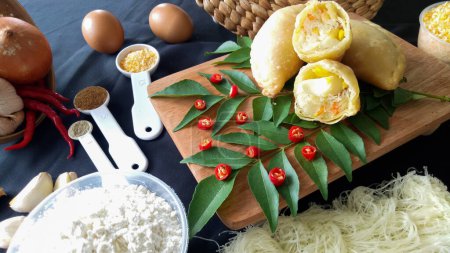 Pastel en Indonesia se refiere a un tipo de kue lleno de camarones, verduras, huevo y frito en aceite vegetal. Se consume como aperitivo y se vende comúnmente en los mercados tradicionales de Indonesia..