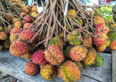 Frische und reife Rambutan süße tropische Früchte geschälten Rambutan mit Blatt. Hölzerne Hintergrundernte aus dem Garten Rambutan-Baum. Selektiver Fokus.