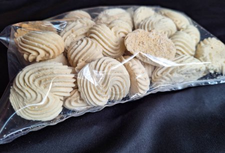 Vista lateral plana de Semprit Cookies, un tipo de galletas natillas tradicionales hechas con los ingredientes principales de sagú y queso. Galletas indonesias. Enfoque selectivo.
