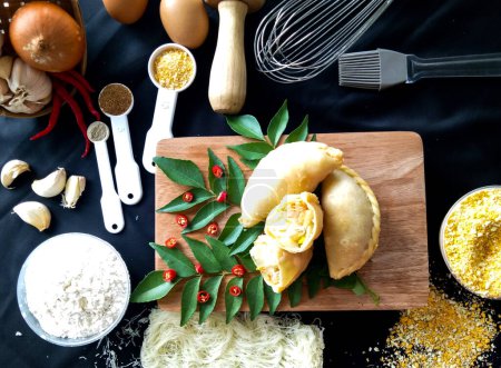 Pastel en Indonesia se refiere a un tipo de kue lleno de camarones, verduras, huevo y frito en aceite vegetal. Se consume como aperitivo y se vende comúnmente en los mercados tradicionales de Indonesia..