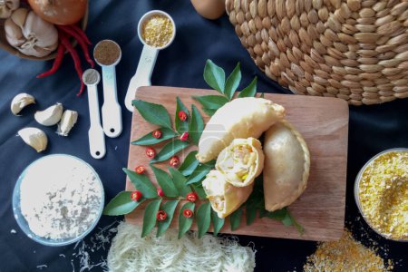 Pastel en Indonésie se réfère à un type de kue rempli de crevettes, légumes, ?ufs et frites dans l'huile végétale. Il est consommé comme collation et couramment vendu sur les marchés traditionnels indonésiens.