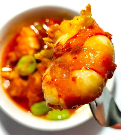 Petai oder Pete mit Shrimp, gekocht mit pürierter roter Chili. Dieses Essen wird Balado Udang Pete genannt, isoliert bei der Zubereitung des Abendessens. Selektiver Fokus.