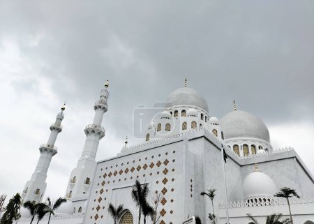 Seitenansicht der großen Sheikh-Zayed-Moschee in Surakarta. Indonesien.