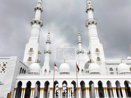 Vue latérale de la grande mosquée Cheikh Zayed à Surakarta. Indonésie.