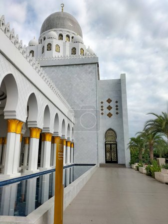 Téléchargez les photos : Concentration sélective. Ruelle de la Grande Mosquée Cheikh Zayed Solo. Indonésie. - en image libre de droit