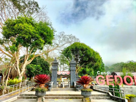 Foto de Escena matutina del Templo Gedong Songo. Templo Gedong Songo es un complejo de templos ubicado en el área de Bandungan, Regencia Semarang. - Imagen libre de derechos