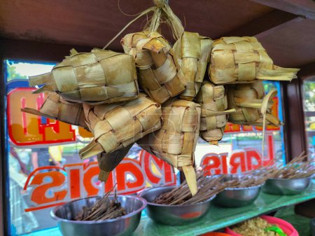 Una mirada de Warung Kupat Glabed o puesto tradicional de Kupat. Se están vendiendo varios tipos de alimentos listos para comer.