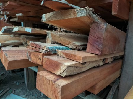 Empilement de planches de bois sciées ou de bois sur un chantier. Concentration sélective.