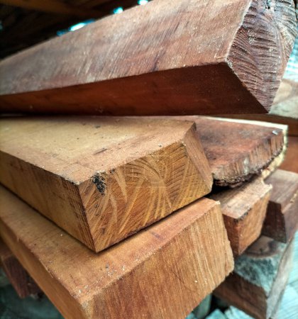 Stapeln gesägter Holzbohlen oder Bauholz auf einer Baustelle. Selektiver Fokus.