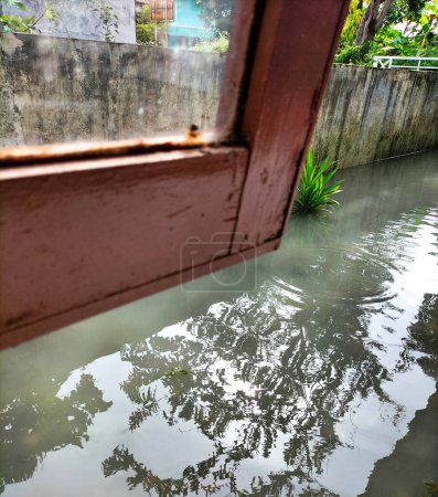 Überschwemmungen in Häusern und ländlichen Straßen in Zentraljava, Indonesien. Nach Sturm und Starkregen mehrere Tage.
