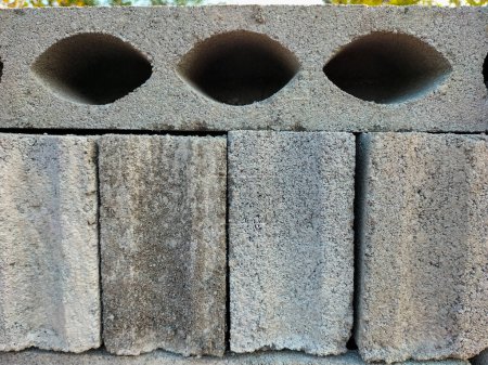 Concentration sélective. Empilement de blocs de béton pour la construction. Texture et fond. Bloc de briques.