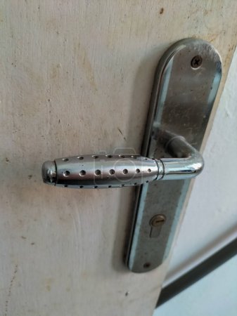 Vue rapprochée du fond du bouton de la porte en acier inoxydable.