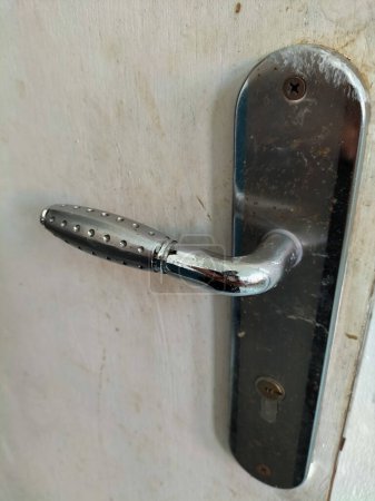 Vue rapprochée du fond du bouton de la porte en acier inoxydable.