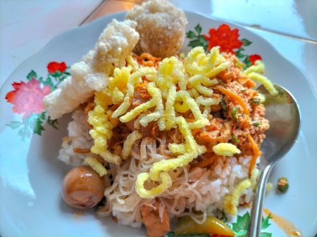 Nahaufnahme von Nasi Campur Tegal. Streetfood-Mahlzeit aus Reis mit verschiedenen malaiischen Beilagen, beliebt in Tegal, Zentraljava, Indonesien. Leckeres Essen. Würzige Speisen.