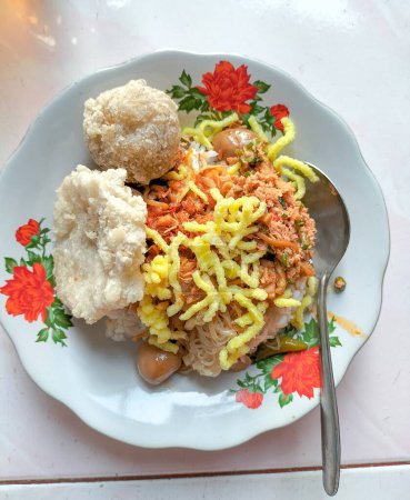 Nahaufnahme von Nasi Campur Tegal. Streetfood-Mahlzeit aus Reis mit verschiedenen malaiischen Beilagen, beliebt in Tegal, Zentraljava, Indonesien. Leckeres Essen. Würzige Speisen.