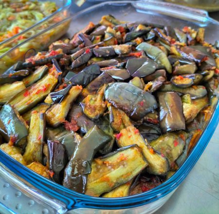 Terong Balado oder Balado Aubergine ist eine traditionelle indonesische Speise aus Minangkabau, West-Sumatra. Lila Auberginen in Stücke geschnitten, dann gebraten und mit Sambal oder Cabe Giling vermischt